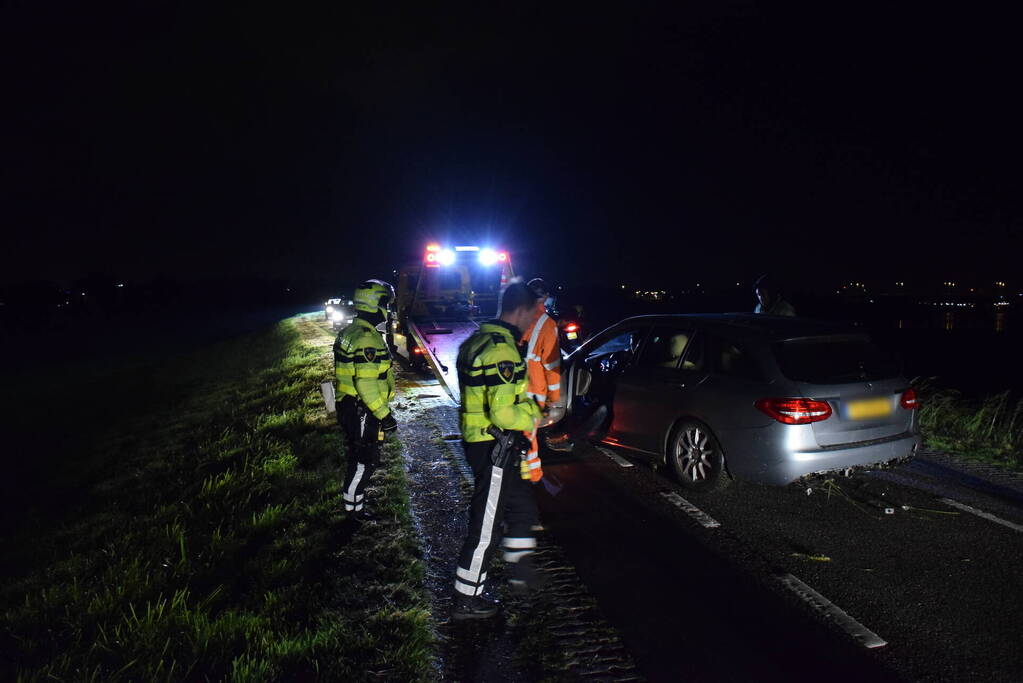 Auto rijdt van dijk af en veroorzaakt enorme file