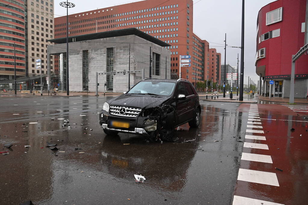 Mercedes-rijder botst achter op Tesla