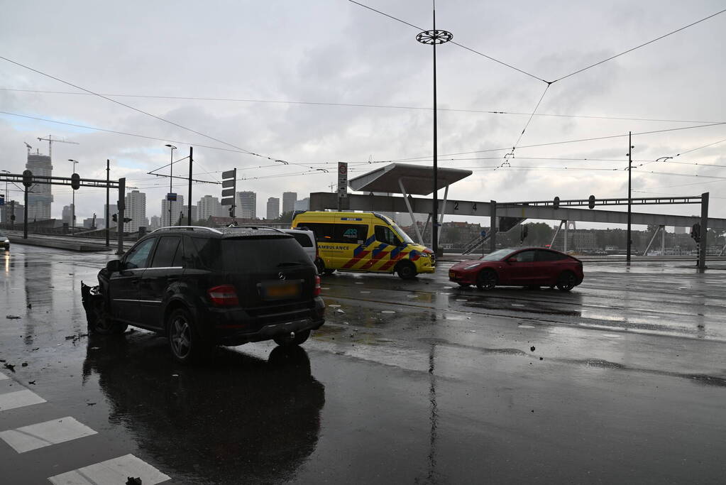 Mercedes-rijder botst achter op Tesla