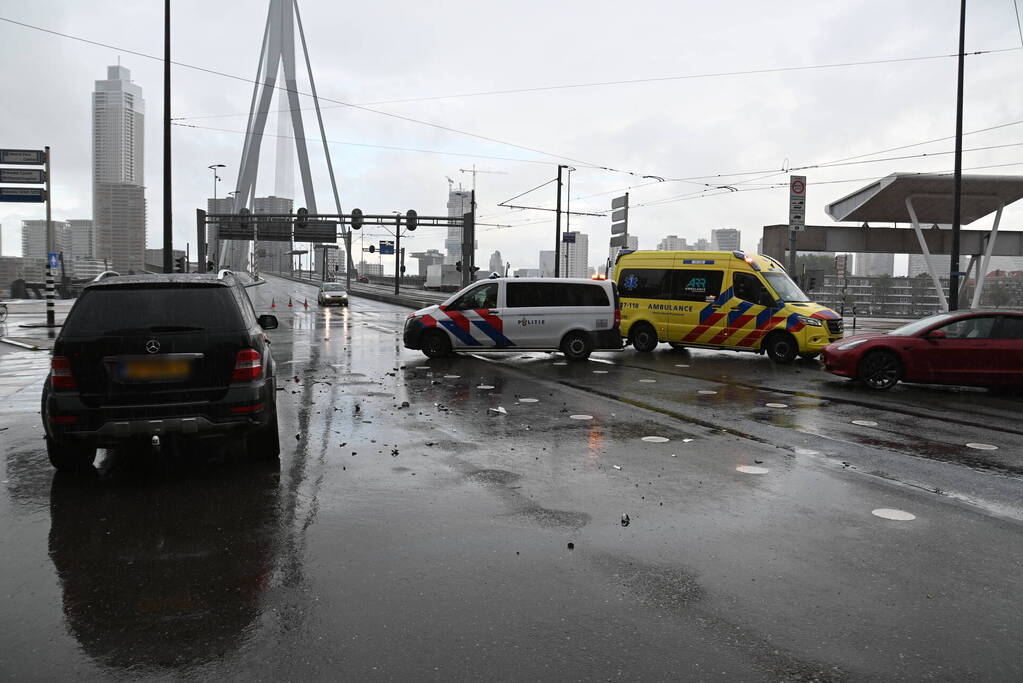 Mercedes-rijder botst achter op Tesla