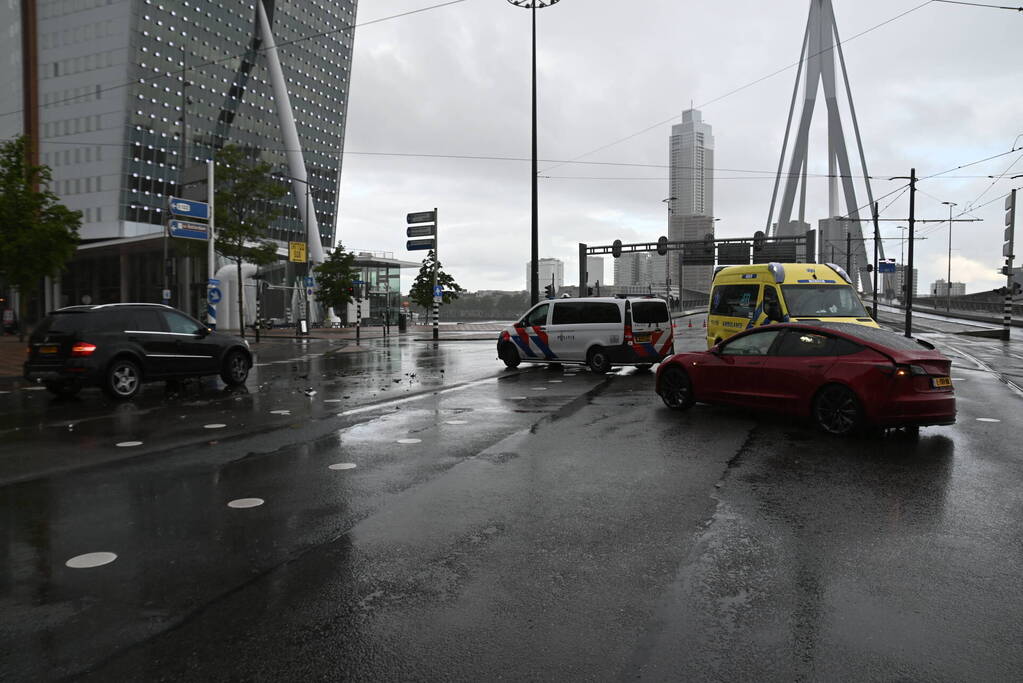 Mercedes-rijder botst achter op Tesla