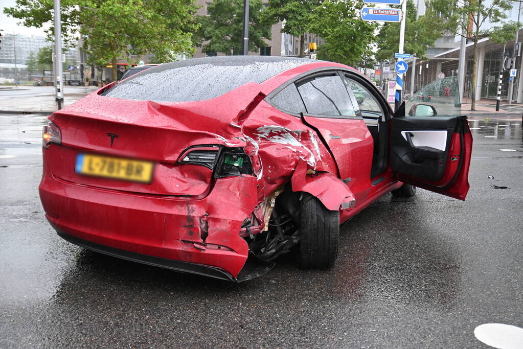 Mercedes-rijder botst achter op Tesla