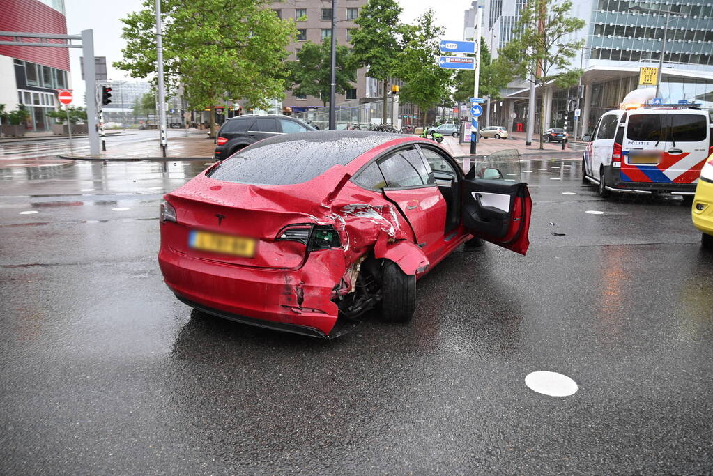 Mercedes-rijder botst achter op Tesla