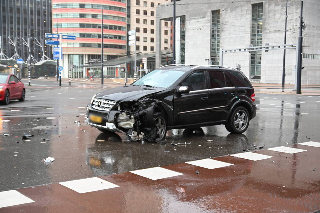Mercedes-rijder botst achter op Tesla