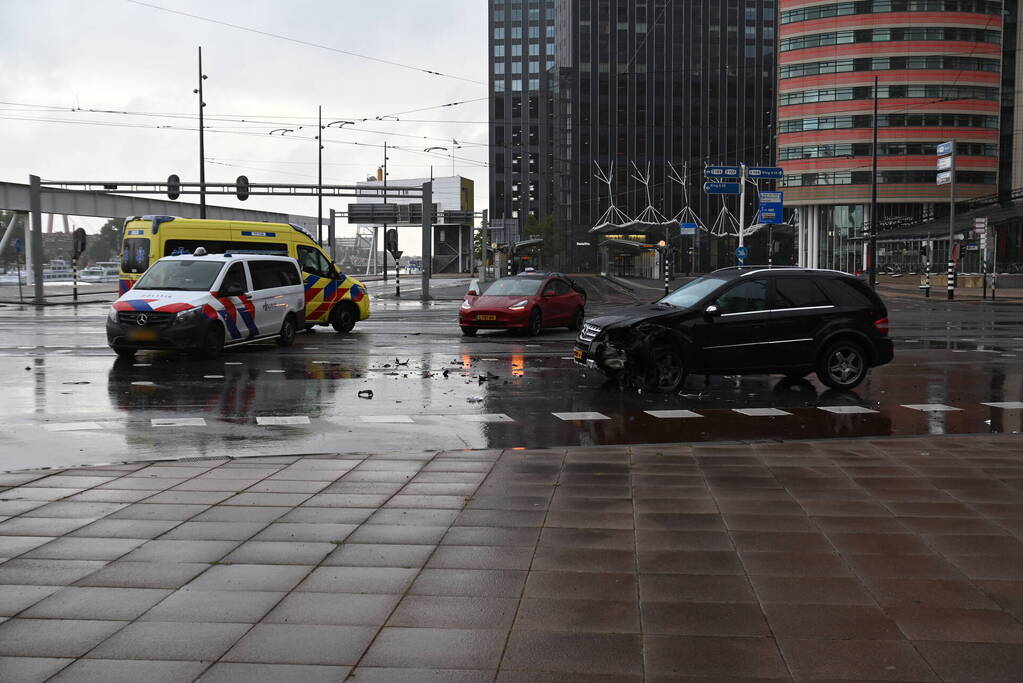 Mercedes-rijder botst achter op Tesla