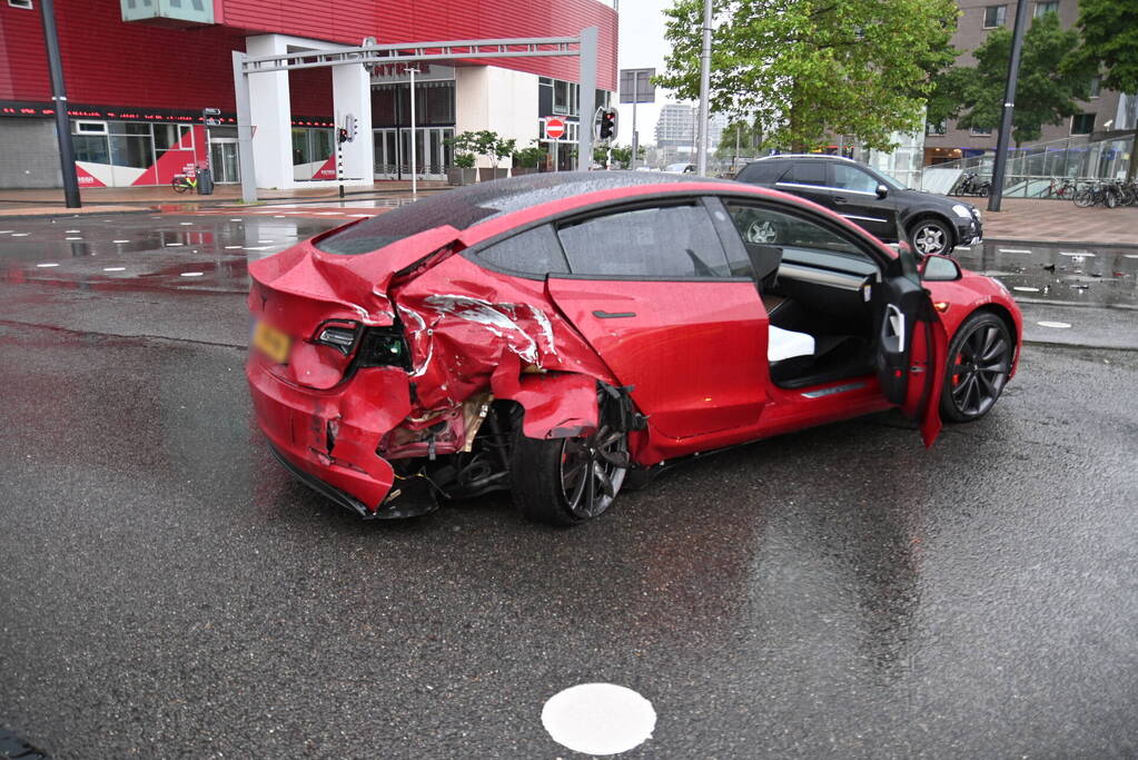 Mercedes-rijder botst achter op Tesla