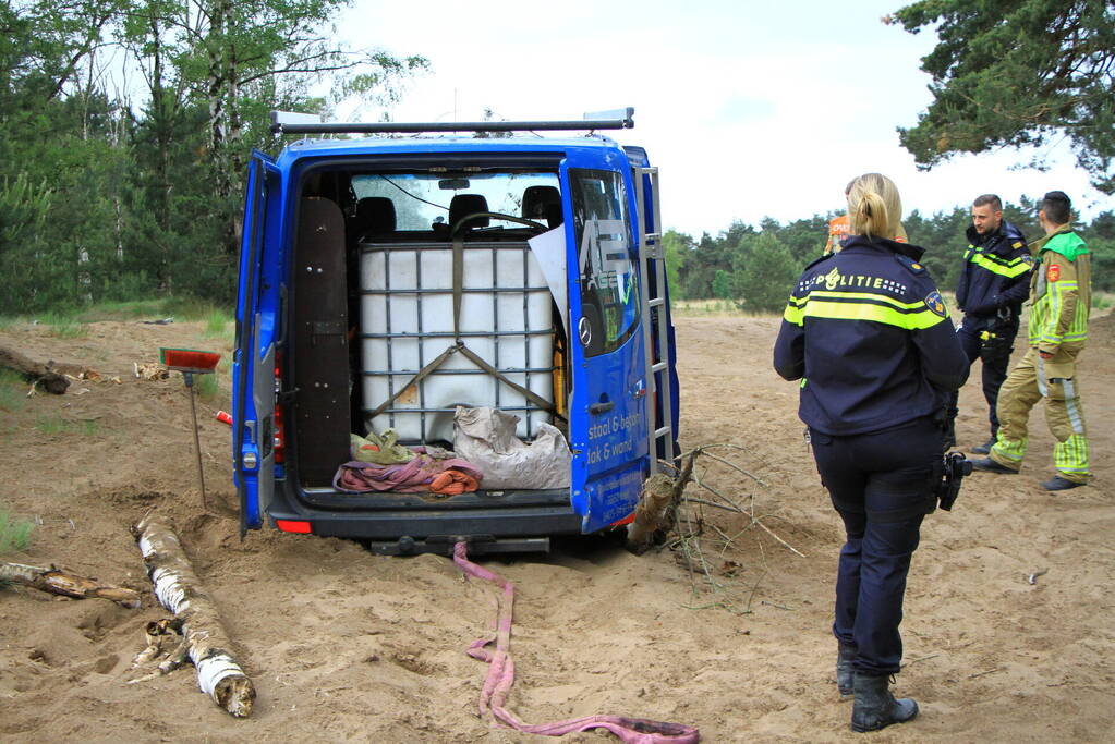 Twee bestelbussen met Belgisch kenteken rijden zich vast