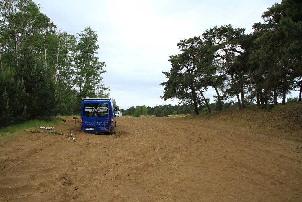 Twee bestelbussen met Belgisch kenteken rijden zich vast