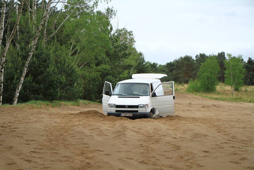 Twee bestelbussen met Belgisch kenteken rijden zich vast