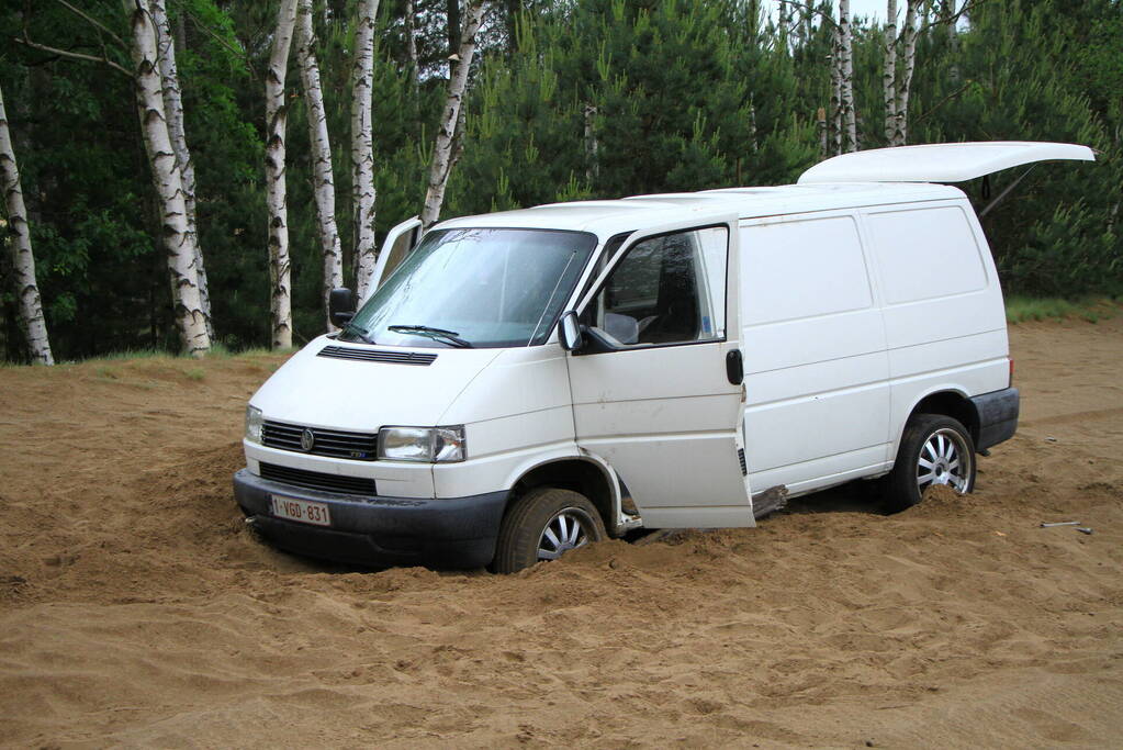 Twee bestelbussen met Belgisch kenteken rijden zich vast