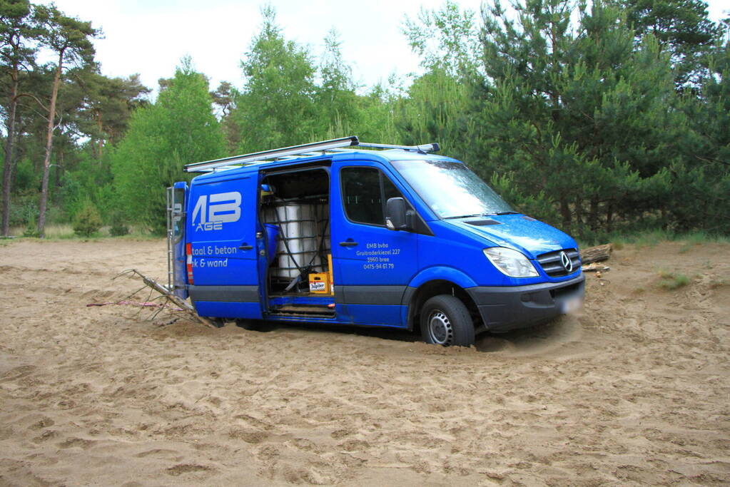 Twee bestelbussen met Belgisch kenteken rijden zich vast