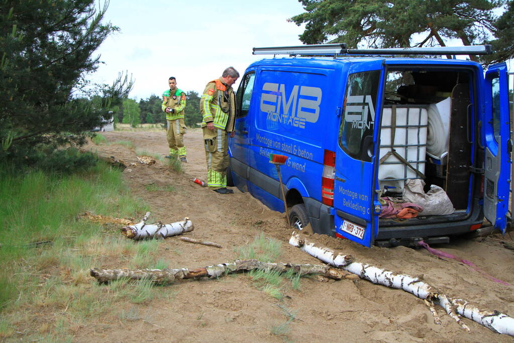 Twee bestelbussen met Belgisch kenteken rijden zich vast