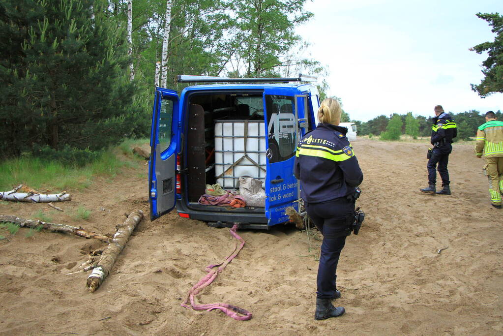 Twee bestelbussen met Belgisch kenteken rijden zich vast
