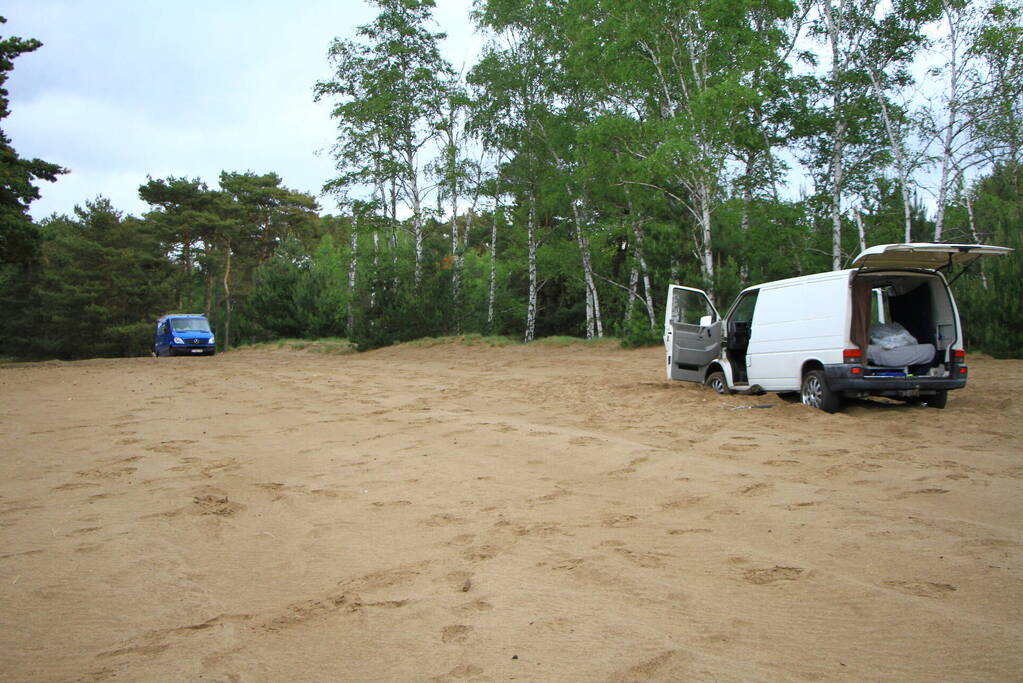 Twee bestelbussen met Belgisch kenteken rijden zich vast