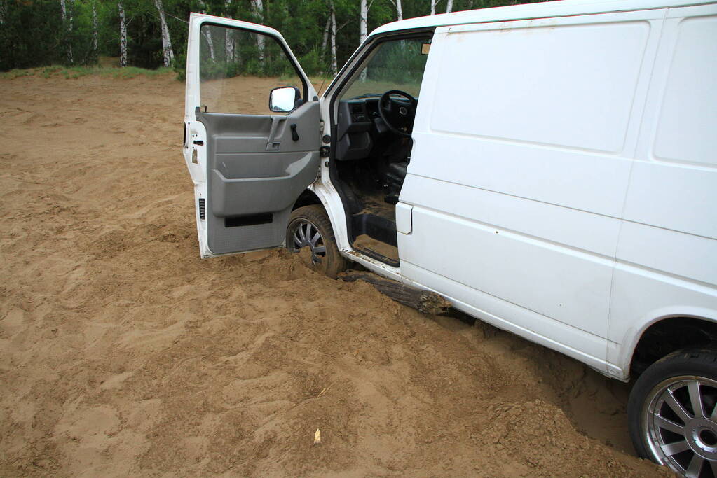 Twee bestelbussen met Belgisch kenteken rijden zich vast