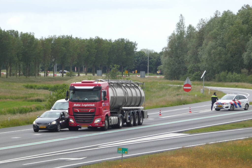 Personenauto en vrachtwagen botsen op snelweg
