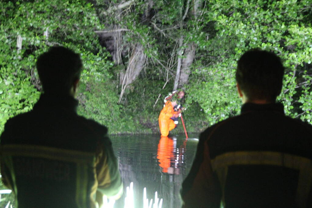Hulpdiensten redden hond uit water