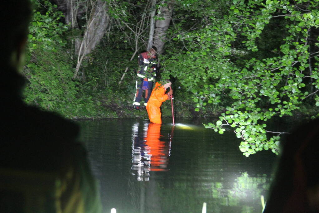 Hulpdiensten redden hond uit water