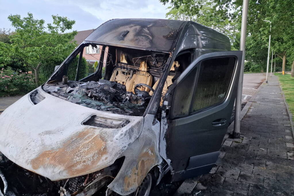 Bestelbus volledig uitgebrand