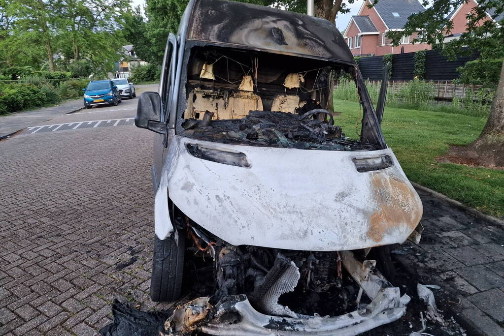 Bestelbus volledig uitgebrand