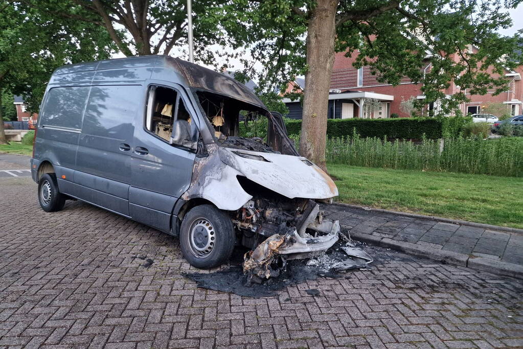 Bestelbus volledig uitgebrand