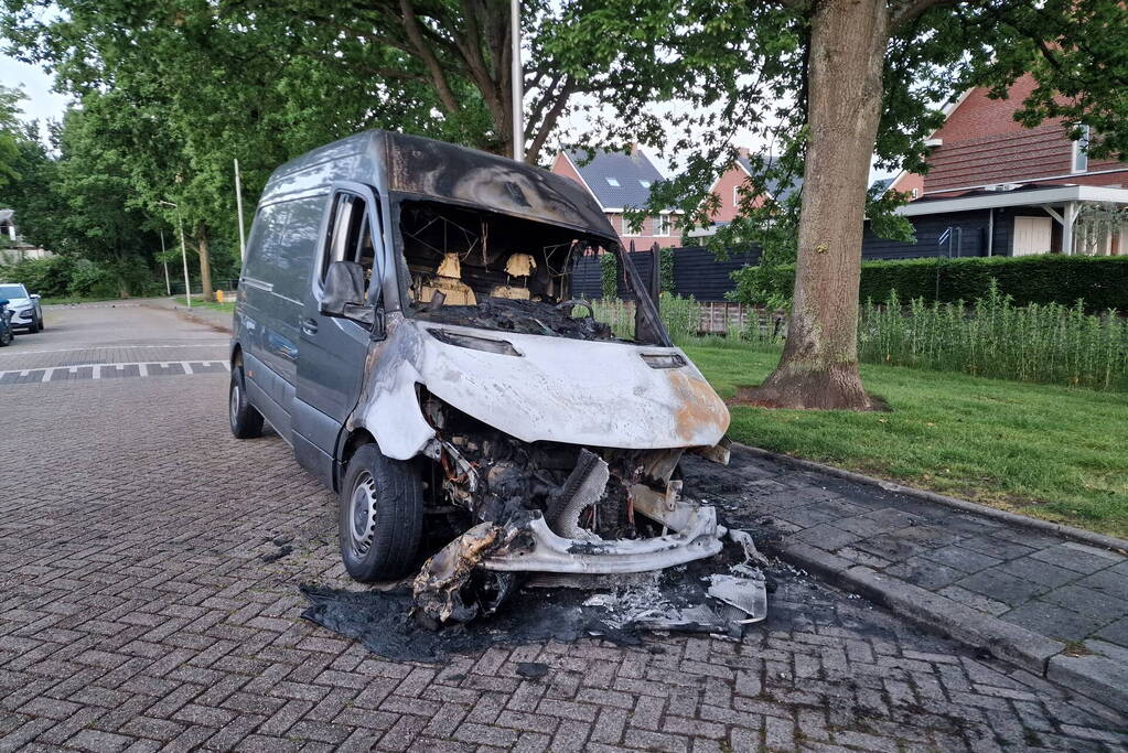 Bestelbus volledig uitgebrand
