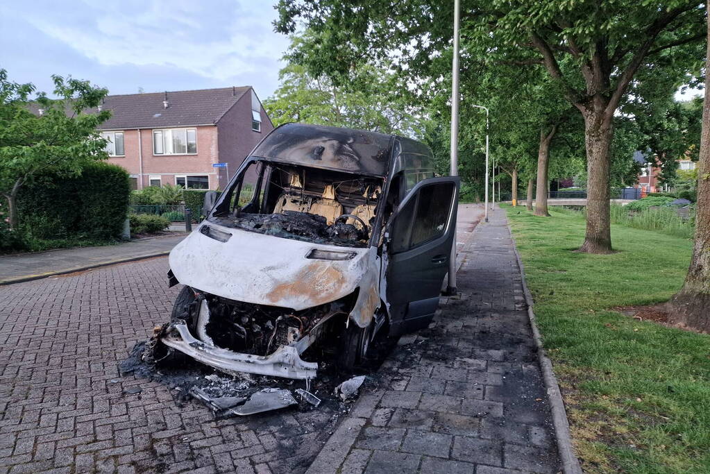 Bestelbus volledig uitgebrand