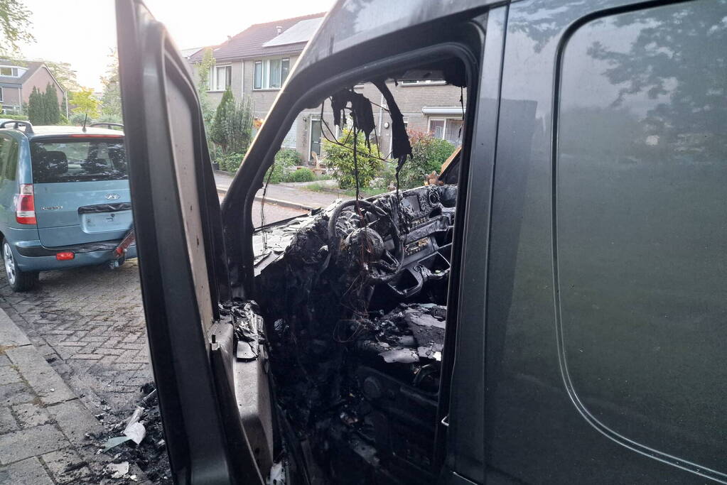 Bestelbus volledig uitgebrand