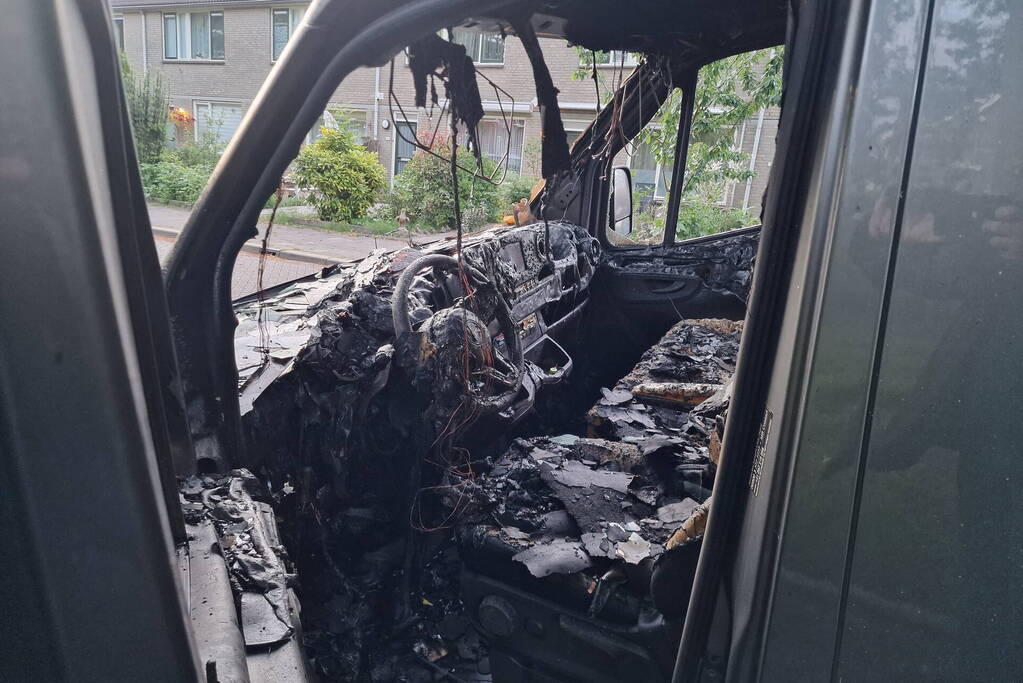 Bestelbus volledig uitgebrand