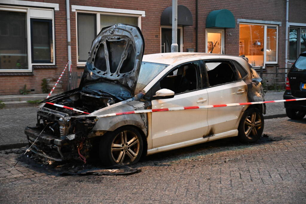 Autobrand en voordeur vernield na explosie