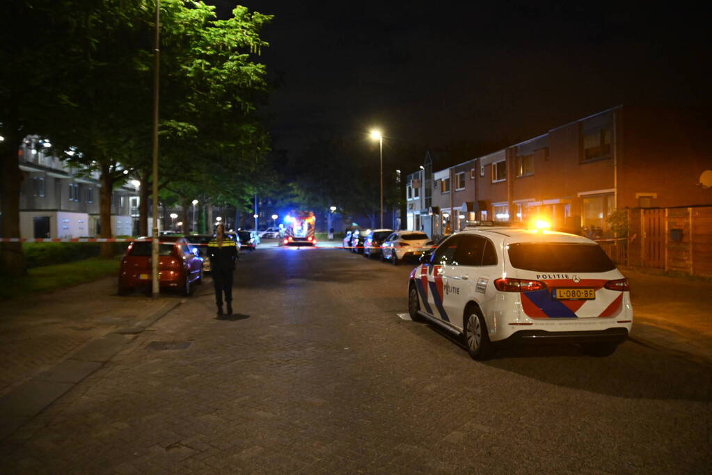 Autobrand en voordeur vernield na explosie