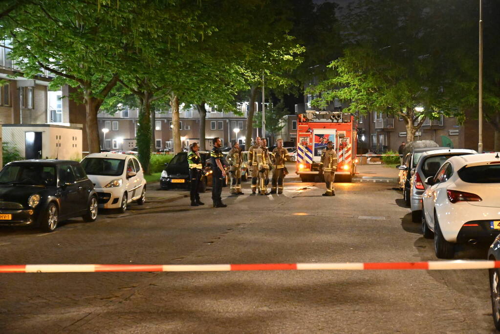 Autobrand en voordeur vernield na explosie