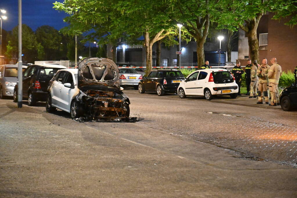 Autobrand en voordeur vernield na explosie