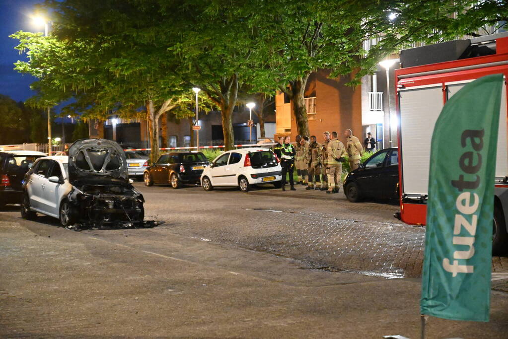 Autobrand en voordeur vernield na explosie