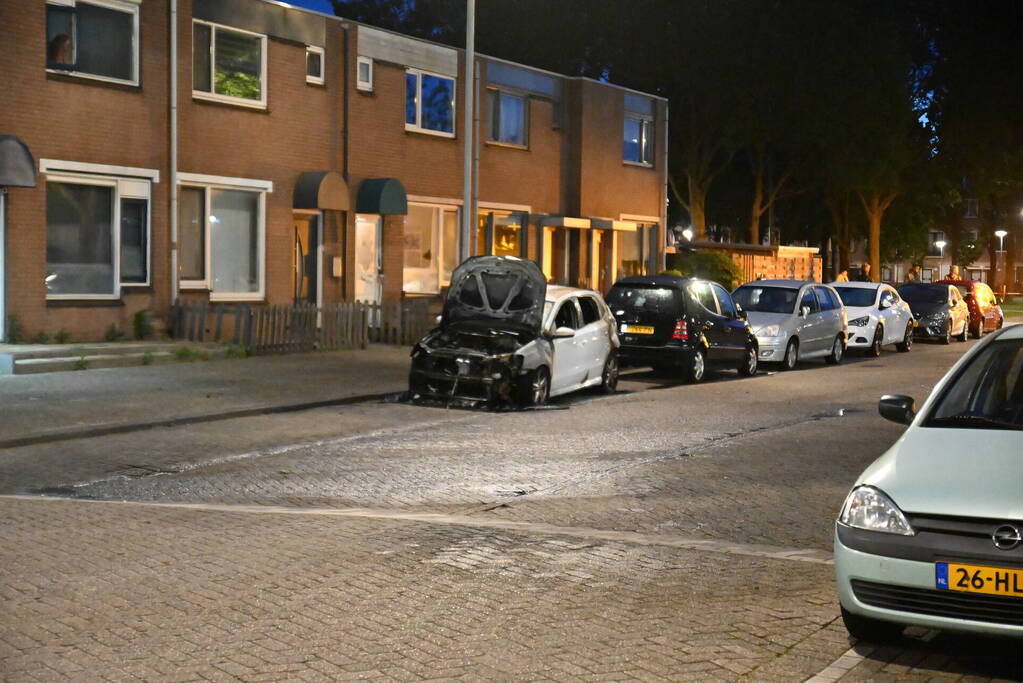 Autobrand en voordeur vernield na explosie