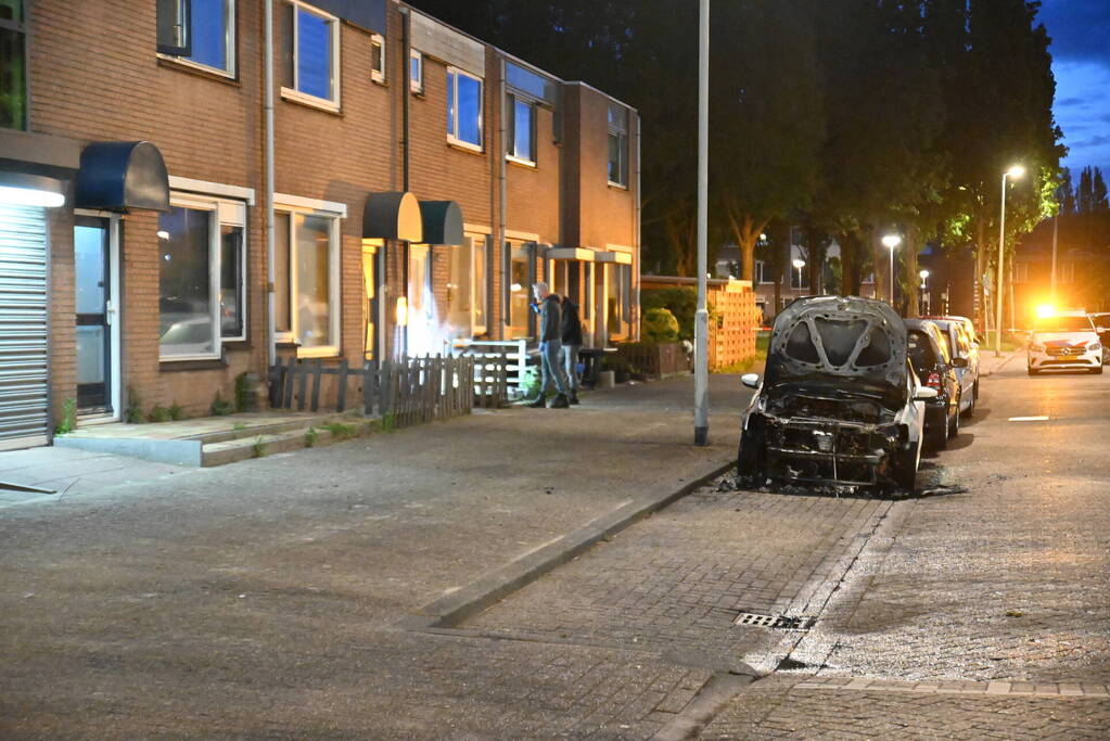 Autobrand en voordeur vernield na explosie