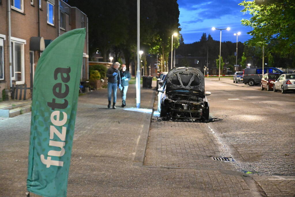 Autobrand en voordeur vernield na explosie