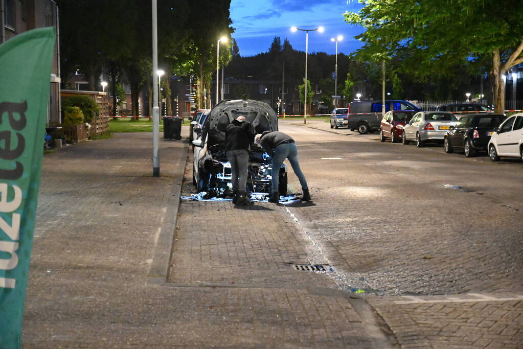 Autobrand en voordeur vernield na explosie