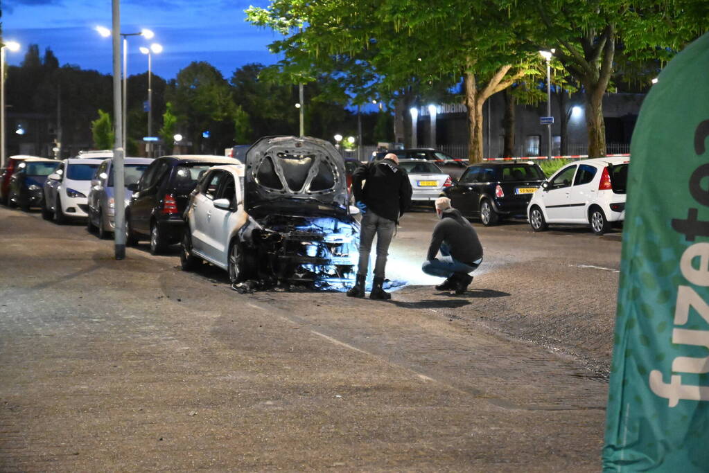 Autobrand en voordeur vernield na explosie