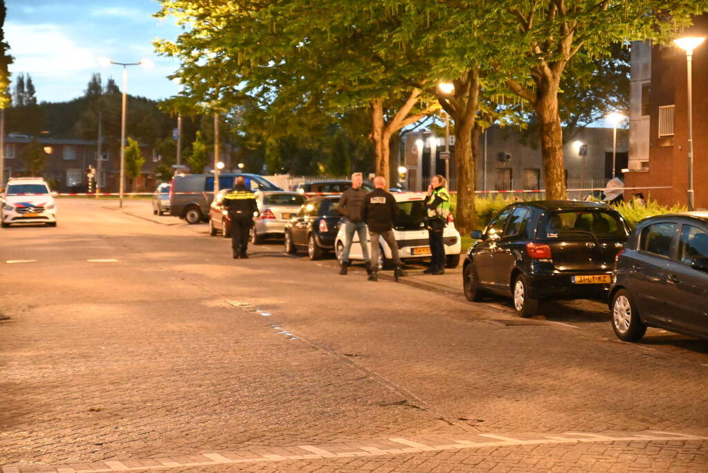 Autobrand en voordeur vernield na explosie