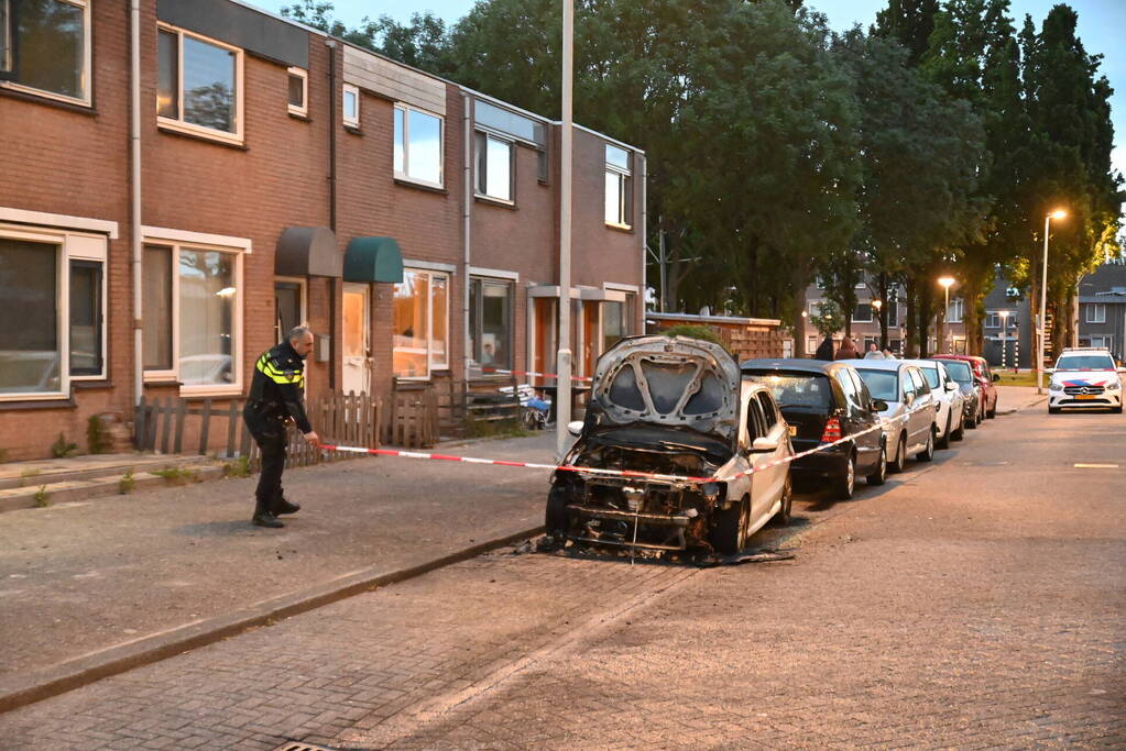 Autobrand en voordeur vernield na explosie