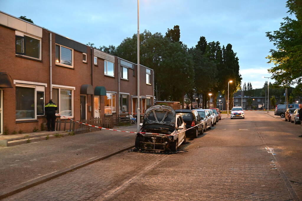 Autobrand en voordeur vernield na explosie