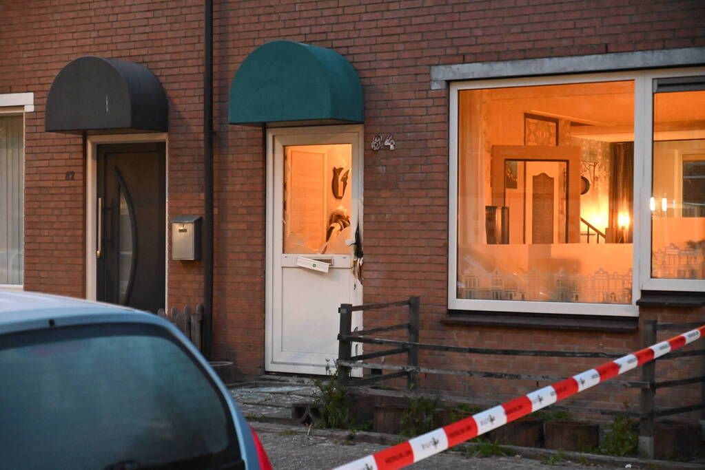 Autobrand en voordeur vernield na explosie