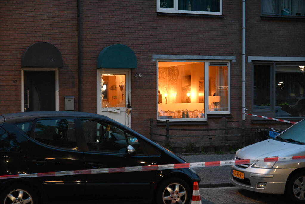 Autobrand en voordeur vernield na explosie