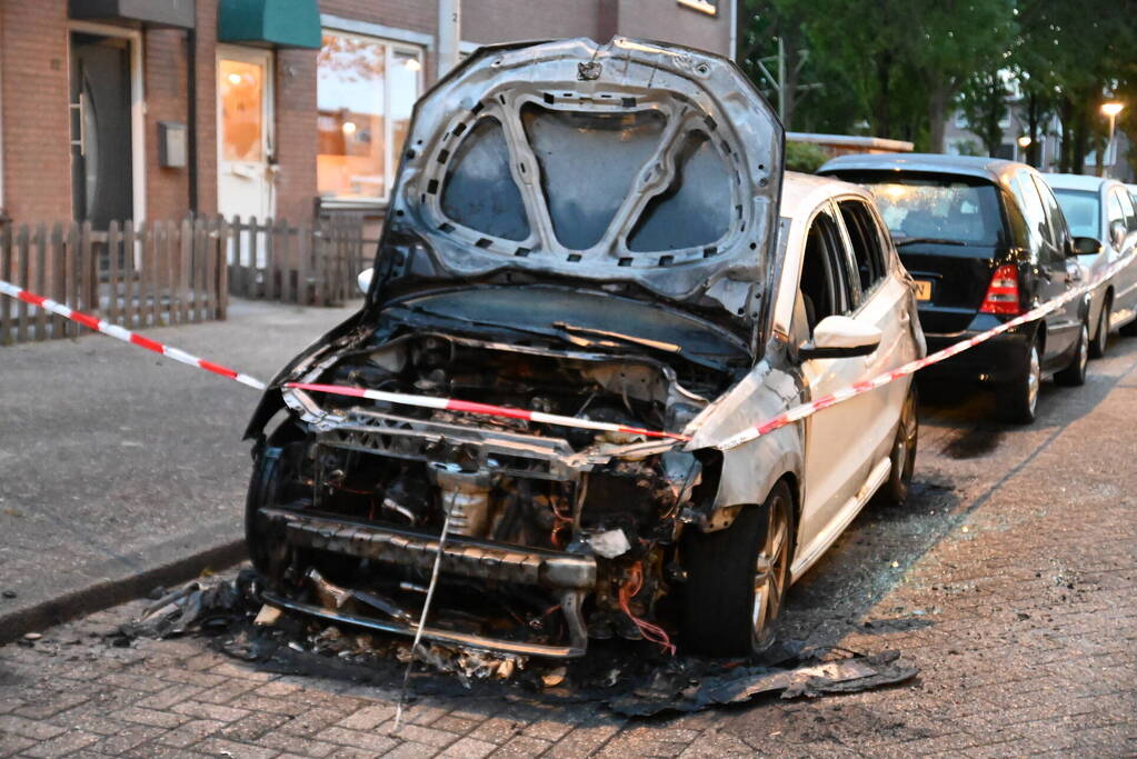 Autobrand en voordeur vernield na explosie