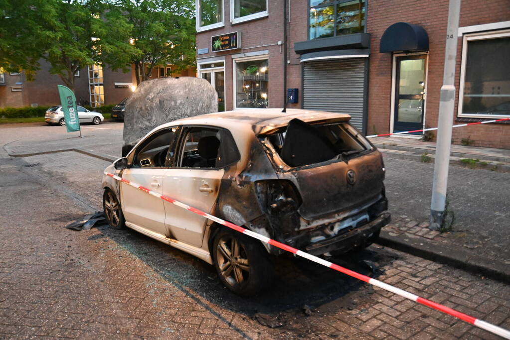 Autobrand en voordeur vernield na explosie
