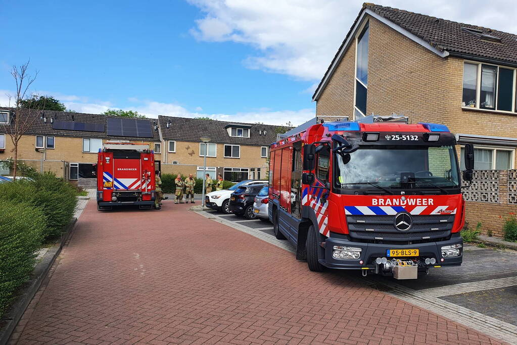 Schuttingpaal zorgt voor gaslekkage in voortuin