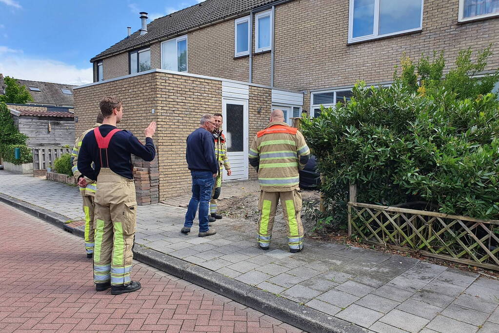 Schuttingpaal zorgt voor gaslekkage in voortuin