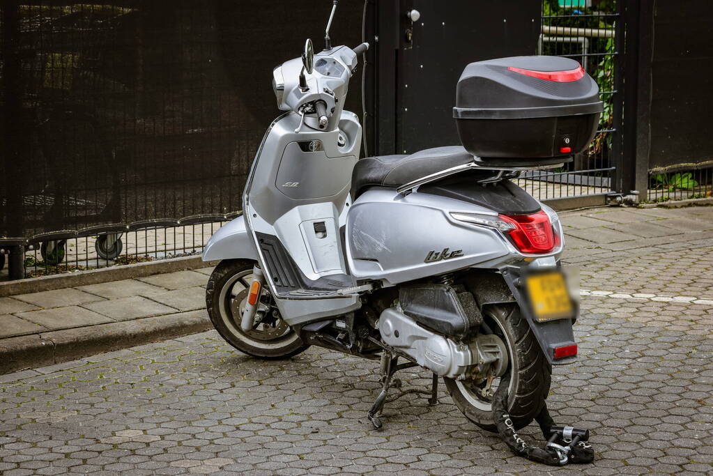 Jongedame op brommer aangereden op fietspad