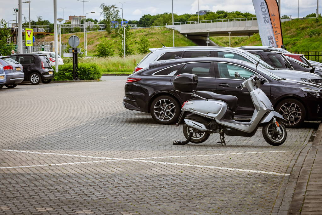 Jongedame op brommer aangereden op fietspad